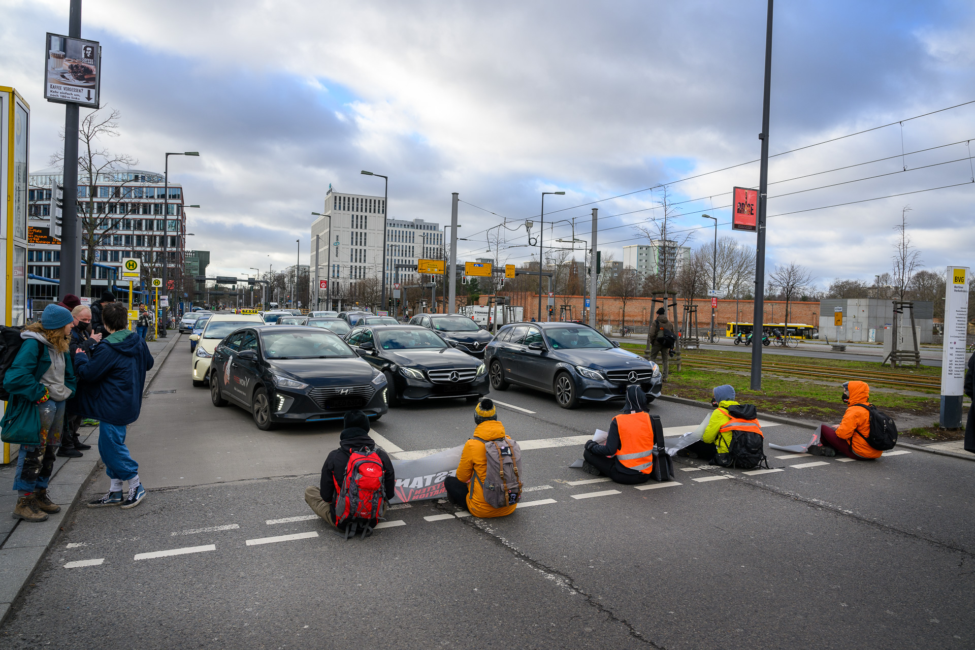 Straßenblockade am Hauptbahnhof durch den Aufstand der Letzten Generation, Berlin, 28.01.2022
