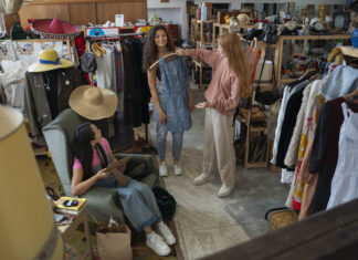 Kupują w second handach, bo chcą być oryginalni. Czy tylko?